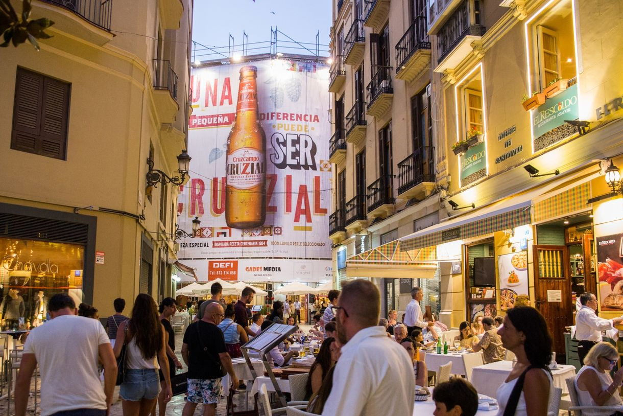 Cartel publicitario cerveza Cruzial